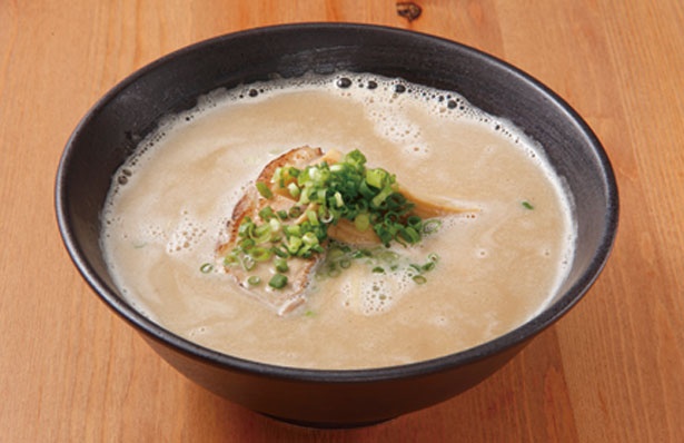 【写真を見る】ブタカツオラーメン(730円)は豚頭骨メインの動物系スープと魚介スープを合わせた濃厚な味わい