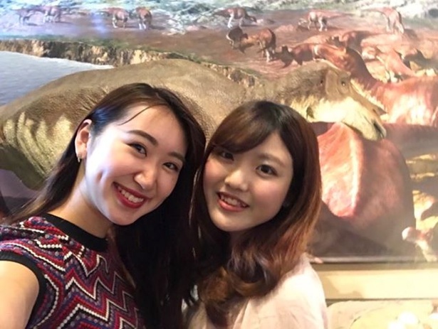 マリカさんとミユさんが会場内で自撮り