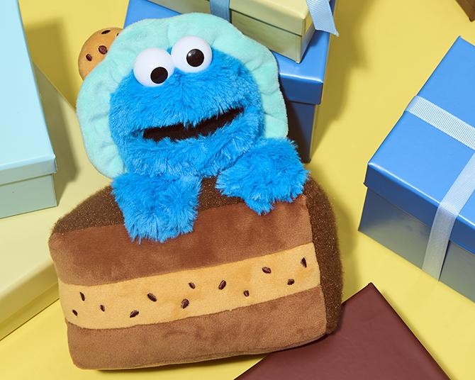 「セサミストリートマーケット」でクッキーモンスターのバースデーを祝おう！誕生日にちなんだグッズやカフェメニューが発売スタート