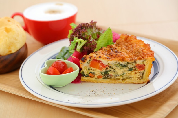 ランチタイムには「特製たっぷり野菜キッシュランチ(ドリンク付)」(980円)もおすすめ