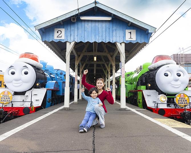 1日でトーマス号＆パーシー号の両方に乗れる夢の特別運行がスタート。サンタ帽姿のクリスマス車両に親子で乗車体験してきた！