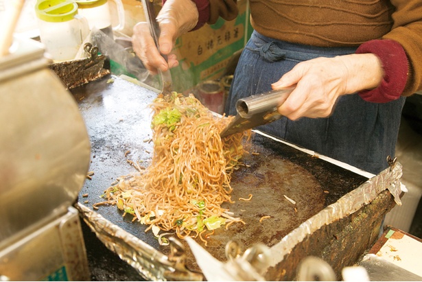 「焼きそば」の具は、キャベツとモヤシをベースに、ポテト、にく、たまごから一つ選択できる