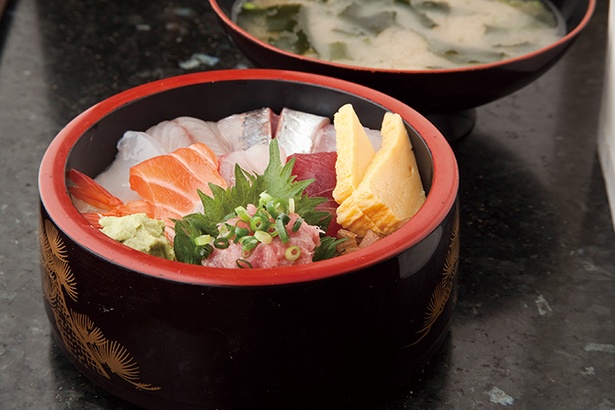 【写真を見る】「廻鮮寿司処 タフ あざみ野店」の｢タフ丼｣(788円)は、いろいろな魚を一度に味わえる欲張りな丼。味噌汁付き