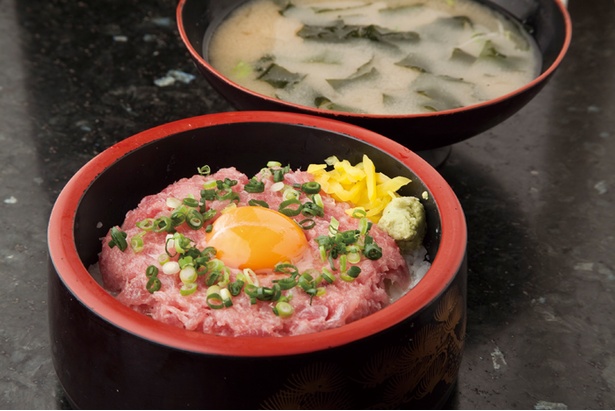 「廻鮮寿司処 タフ あざみ野店」の「ネギトロ丼(卵黄入り)」(788円)も味噌汁付き。たっぷりネギトロがのっている