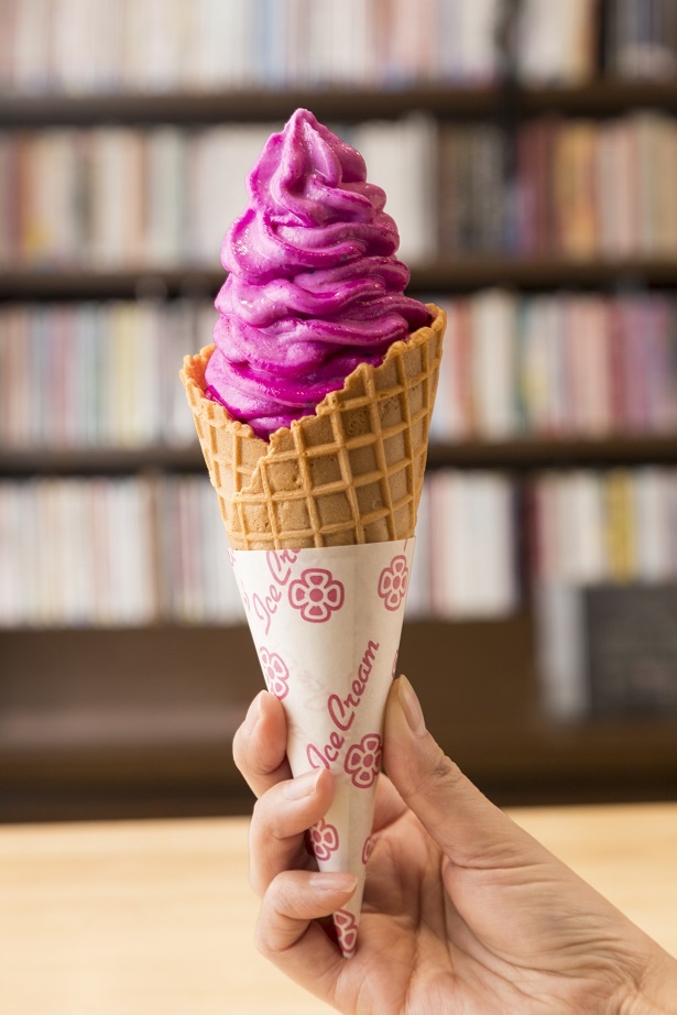 レッドドラゴンフルーツの鮮やかな色味が目を引くソフトクリーム。ほかにも、沖縄のブランドアイスクリーム「ブルーシール」も味わえる