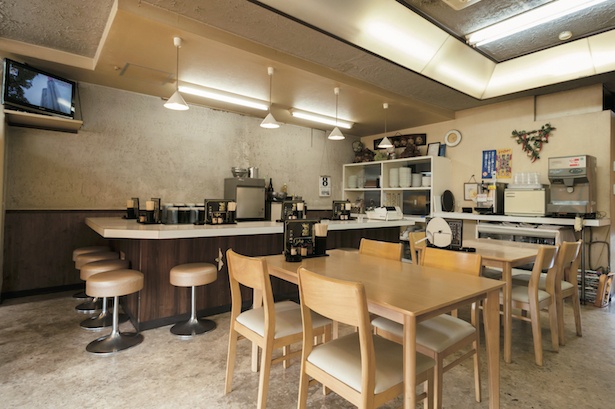 カウンター席ではスタッフの会話を楽しむ人も / ベトコンラーメン 新京 中川店