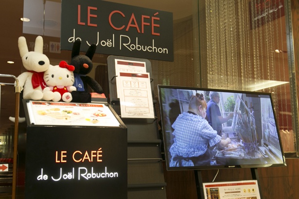 ル カフェ ドゥ ジョエル・ロブションのエントランスでは、今回のコラボレーションで発売される作品の制作風景映像を放映