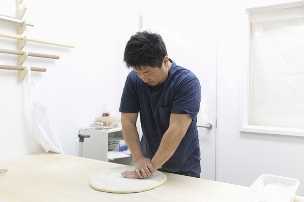 店内の製麺室で麺を打つ店主・佐藤さん。全身の力を使って何度もこねることで強いコシが生まれる