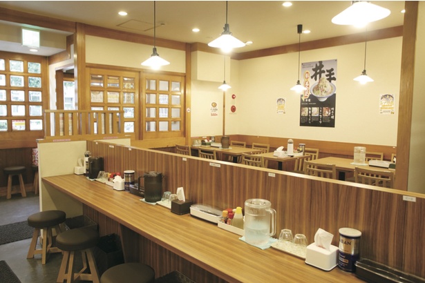 明るい店内にはテーブル席とカウンター席を備え、さらに2階席も用意  / 井手ちゃんぽん 名古屋伏見店