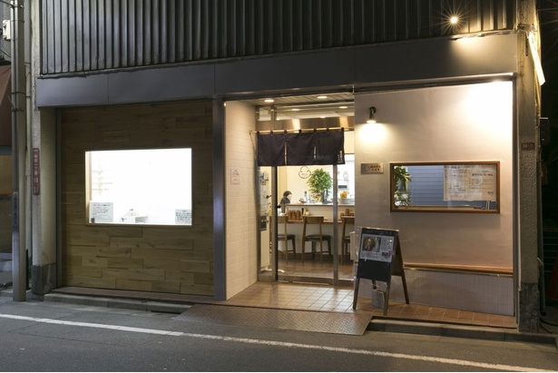 中野富士見町駅からすぐ。1日90杯限定で、夜は売切り次第終了。入口の横はガラス張りの製麺室に