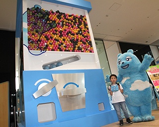 大阪「あべのハルカス」に登場した日本最大級のガチャガチャを、あべのべあが試遊した！