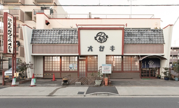 屋根瓦が堂々とした店構え / とんかつオゼキ 鈍池店
