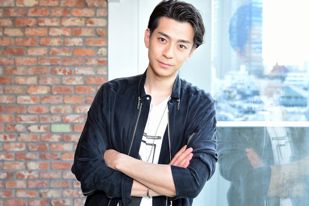 そう語るのは、今年デビュー10周年を迎える俳優の三浦翔平だ。AbemaTV制作の新ドラマ「会社は学校じゃねぇんだよ」では、ギャル男から起業家に転身した主人公を演じる