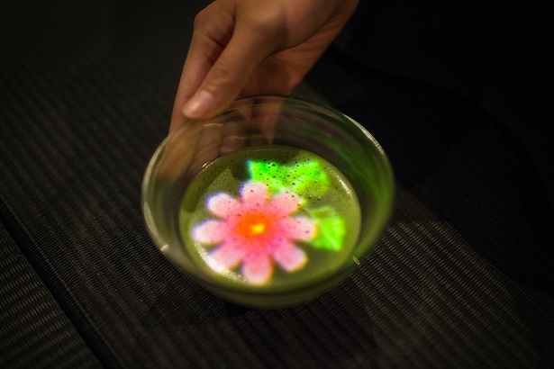 「EN Tea House」では、茶器の中に花が咲いていく作品を体験できる