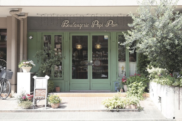 鮮やかな緑色のドアが目印 / Boulangerie Papi-Pain