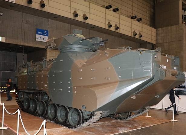 【写真を見る】悪路も走る水陸両用車(AAV7)