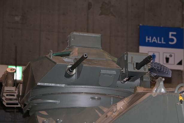 水陸両用車(AAV7)は40mm自動てき弾銃Mk.19を装備