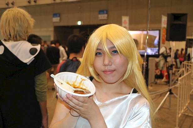 ここでも「辛過ぎる」との声が。味が変化していく「ネットからの差し入れ超カレー」(800円)