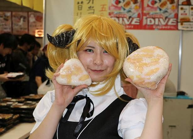 右の代物は「超巨大な岩下の新生姜1キロおにぎり」」(1000円)