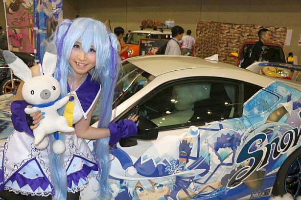 【写真を見る】痛車とキュートなコスプレイヤー！