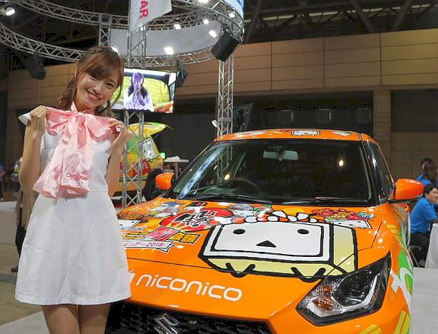 「ニコニコカー」のコンパニオン