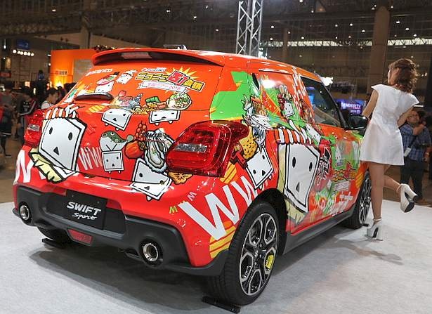「ニコニコカー」のバックにはニコニコテレビちゃんがいっぱい
