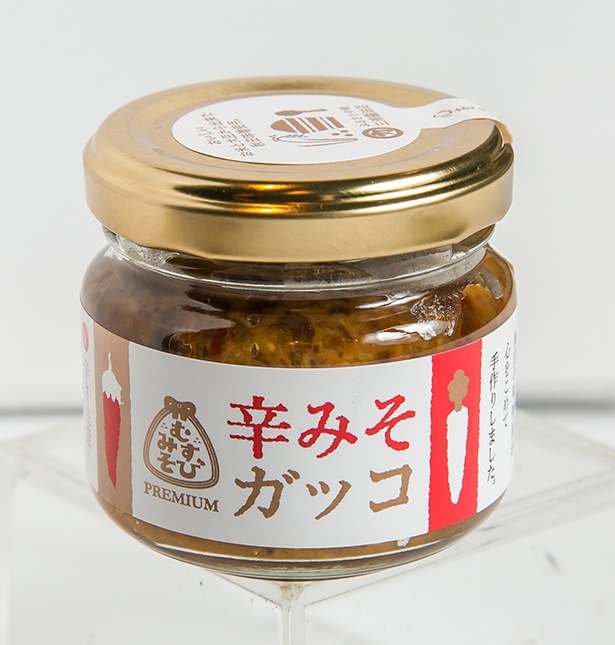 「辛みそガッコ」は、県産のトウガラシをベースにした辛みそで、2015年に発売されるや人気が沸騰！「ガッコ」は秋田の方言で“漬け物”という意味