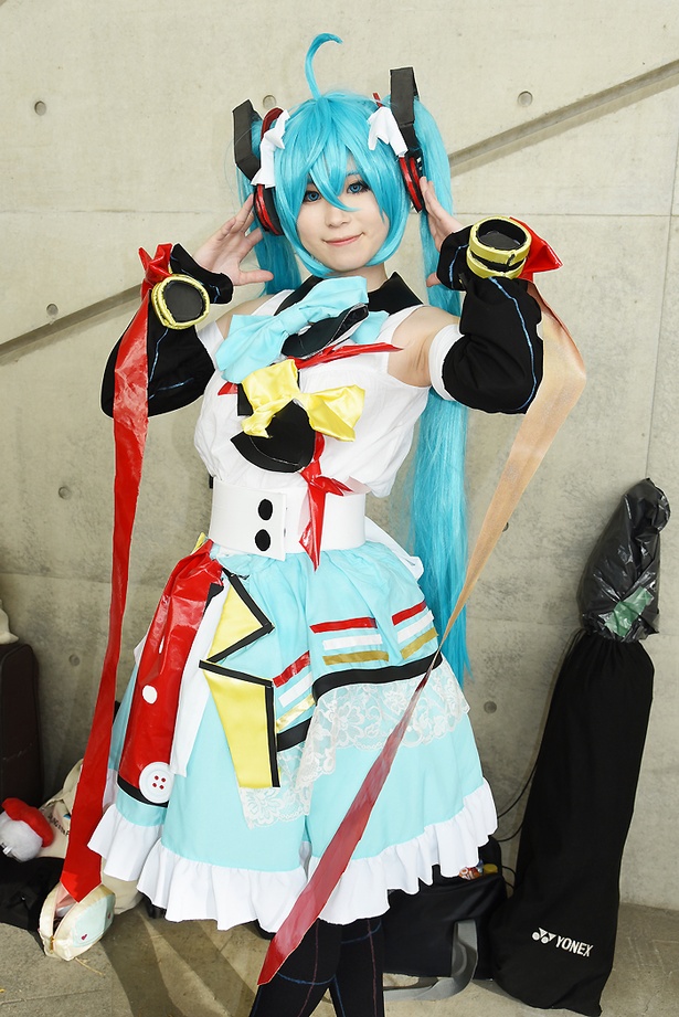 ボーカロイドの初音ミクに扮する星野自殺さん