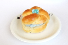 王冠をイメージしたキュートなパン「flou(フロー)」(250円)は、カフェ ブリオッシュで販売