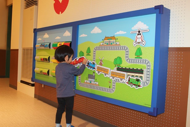 「トーマスのドキドキプレイグラウンド」が4月28日にオープン。写真は1歳以上を対象とした壁面遊具エリア
