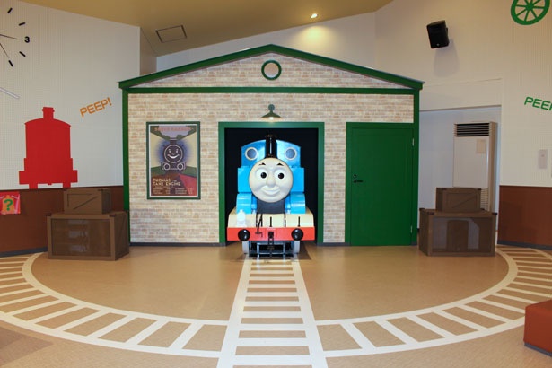 「トーマスのドキドキプレイグラウンド」の施設内には、トーマスの姿も！歌に合わせて体を動かす「プレイタイム」が毎日開催される他、フォトスポットとしても利用可