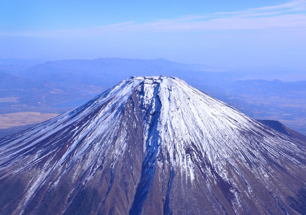 「富士飛行社」に乗れば、富士山を上から見下ろす体験も楽しめる