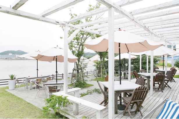 「sunflower」テラスは8テーブル、34席を用意する。ビーチのほか能古島や福岡市街まで望める