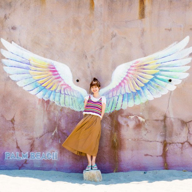 【写真を見る】「二見ヶ浦」誰でも天使に変身できる羽根アートは、インスタ映えスポットとして人気