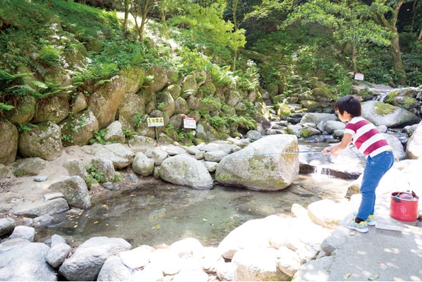 「白糸の滝」子供連れに人気のヤマメ釣り。釣り堀は1本2000円、4匹まで