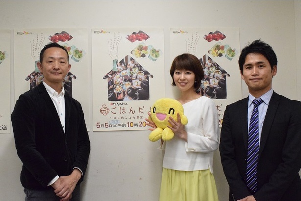 左から三戸史雄カメラマン、森さやかアナウンサー、河野暁之プロデューサー。2年前に話題になった弁華別（べんけべつ）小学校の番組を手がけたスタッフが再び集結