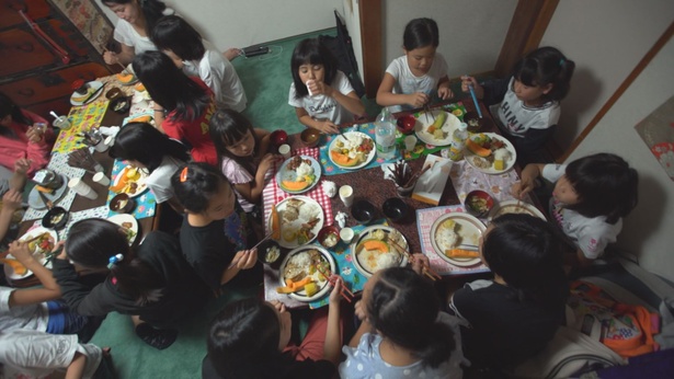 小さな古民家にある子ども食堂の様子を、一年にわたって取材。ごはんを共にするということの貴重さが伝わってくる内容に