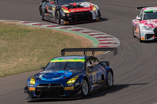 トップを追う「ENDLESS GT-R」(前)と「Y’s distraction GTNET GT-R」