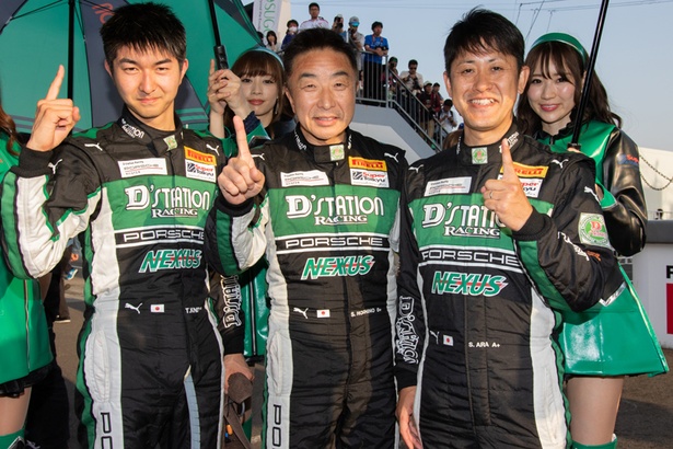 優勝した「D'Station Porsche」のドライバー達