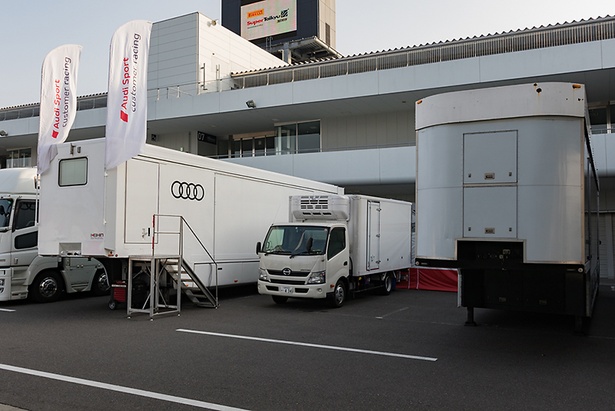 アウディのトランスポート。カスタマー用に2台を用意する