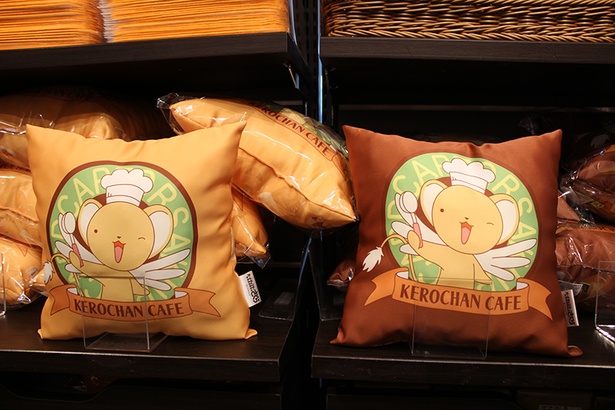 先行発売のミニクッション(全2種、税別各2200円)
