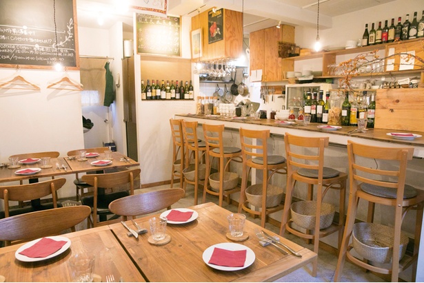 「Osteria Ciliegio」の店内。住宅街のウッディなレストランで、料理とワインのマリアージュを楽しもう
