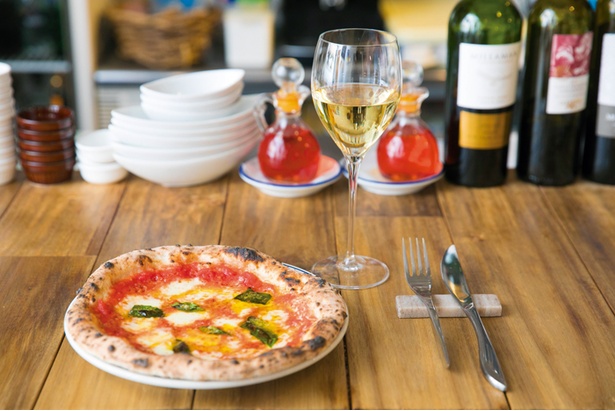 【写真を見る】「Osteria Ciliegio」の「マルゲリータ(バジリコ)」(918円)などピザ窯で焼き上げたピザは香ばしくて絶品！