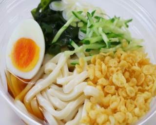 ファミマが冷しうどんを刷新！食べ応え満点の一品に