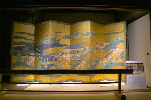 1階書院に展示される瑠璃光院所蔵の「月次風俗図屏風(右隻)」。1年の風俗が六曲一双の屏風に描かれる(右隻には1月から6月まで)