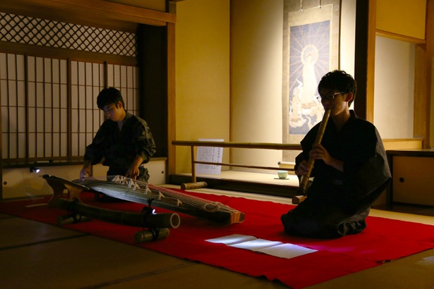 夜の特別拝観中は、琴と尺八の生演奏で雅なひと時を演出
