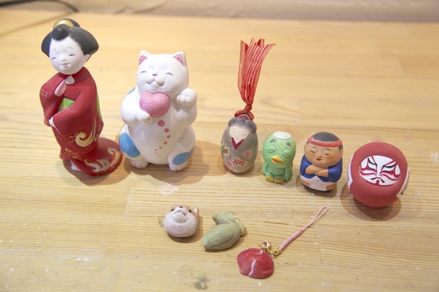 伝統的な博多人形のほか、山笠や動物をモチーフにしたものなどがある
