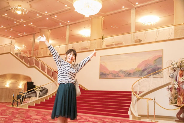 宝塚大劇場内のシャンデリアと赤じゅうたんがまぶしい大階段。ピアノの自動演奏にも感動！
