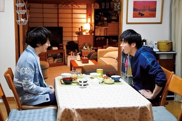 住む場所を探していた牧を誘い、春田の実家でルームシェアをスタート。「春田がずっと暮らしてきた実家なので、33年間住んできたリアリティや生活感を出すことに