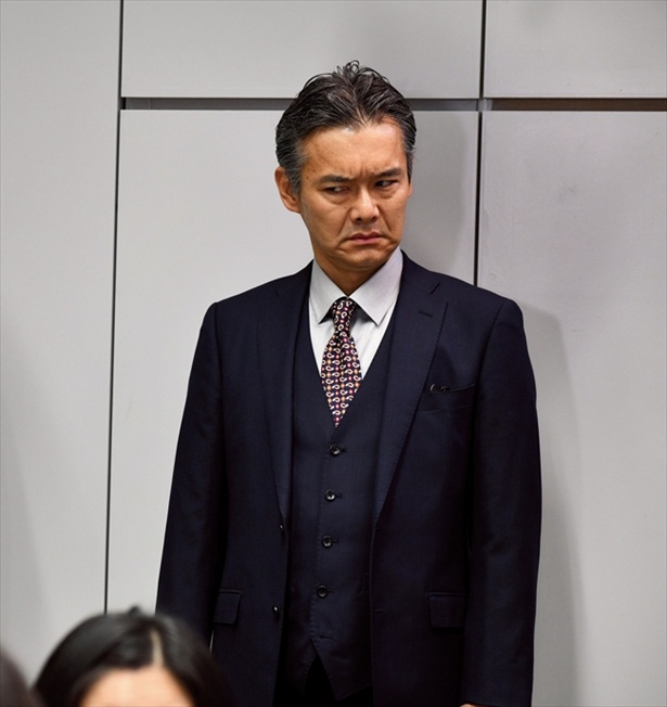刑事部長の中本慎之助(渡部篤郎)